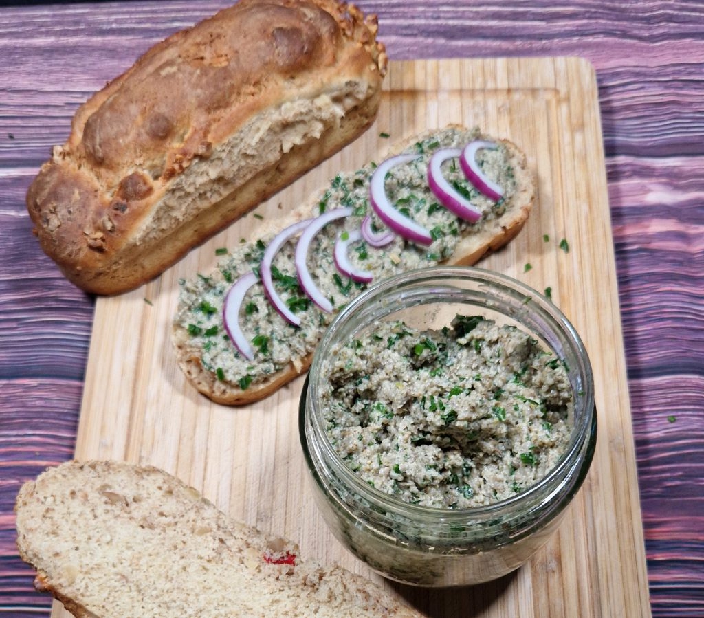 Walnuss-Chili-Baguettes auf Holzbrett mit Aufstrich