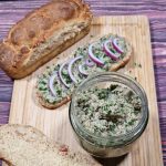 Walnuss-Chili-Baguettes auf Holzbrett mit Aufstrich